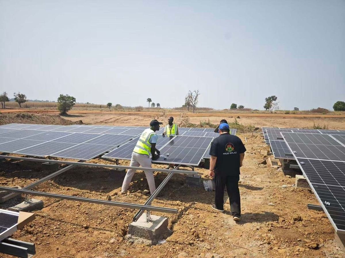 Comparison of off-grid, hybrid and on-grid solar power system architectures for Nigerian businesses
